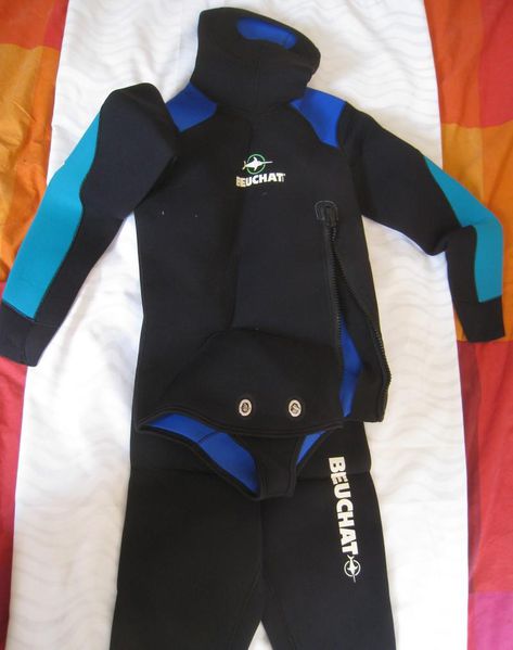 File:Beuchat wetsuit.jpg